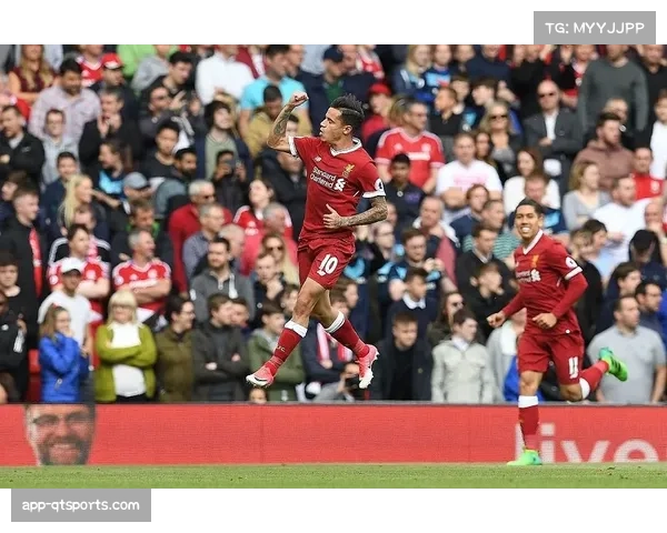 “瞬间：劳塔罗进球后冲向场边，与因扎吉拥抱庆祝锁定联赛冠军”